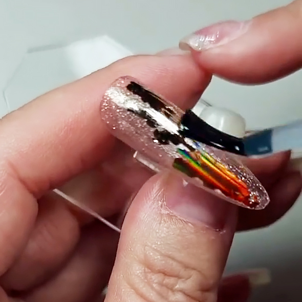 トップジェルを塗って硬化する
